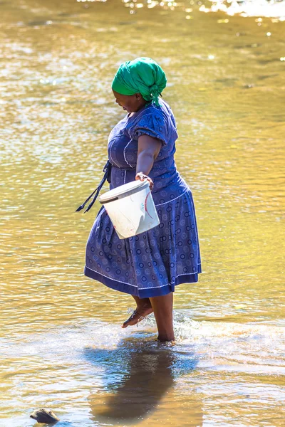 Una mujer africana — Foto de Stock