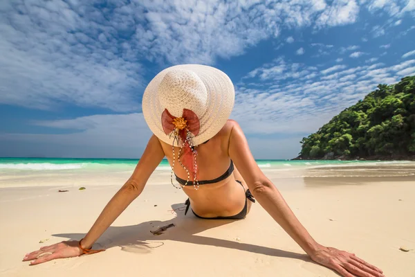 Kobieta na tropikalnej plaży biały — Zdjęcie stockowe