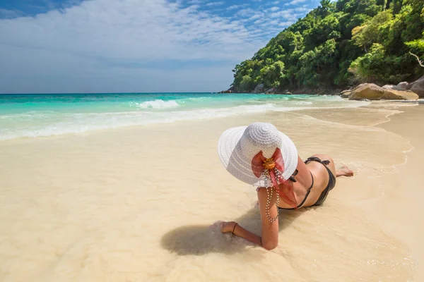 Žena na tropické pláži s bílým — Stock fotografie