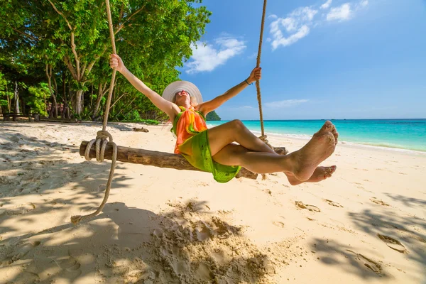 Mujer columpio en la playa — Foto de Stock