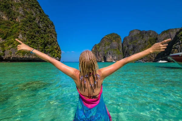 Mujer feliz en Maya Bay —  Fotos de Stock