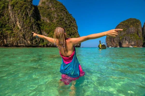 Turista feliz en la isla de Phi-Phi — Foto de Stock