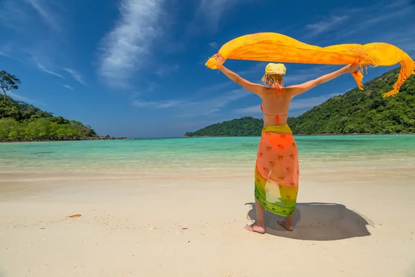 Mujer con sarong — Foto de Stock