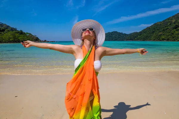 Šťastná žena na tropické pláži — Stock fotografie