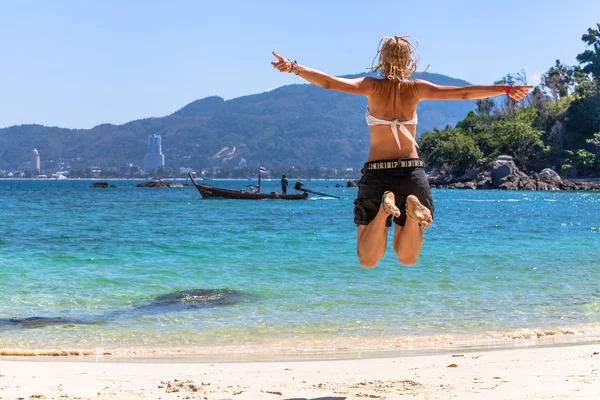 Mulher feliz saltando — Fotografia de Stock