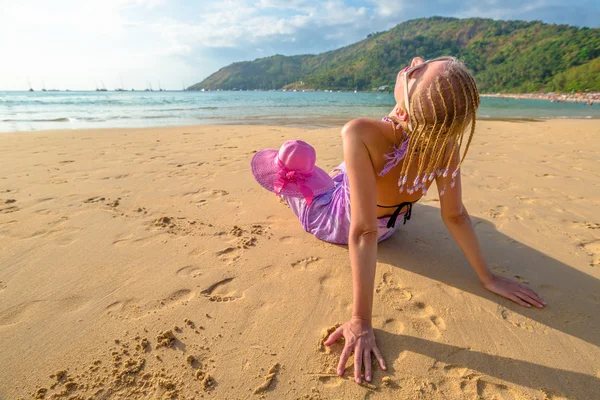 Bella donna prendere il sole sulla spiaggia — Foto Stock