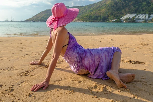 Mujer relajante en playa tropical — Foto de Stock