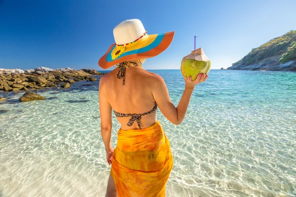 Kvinna med kokos cocktail — Stockfoto