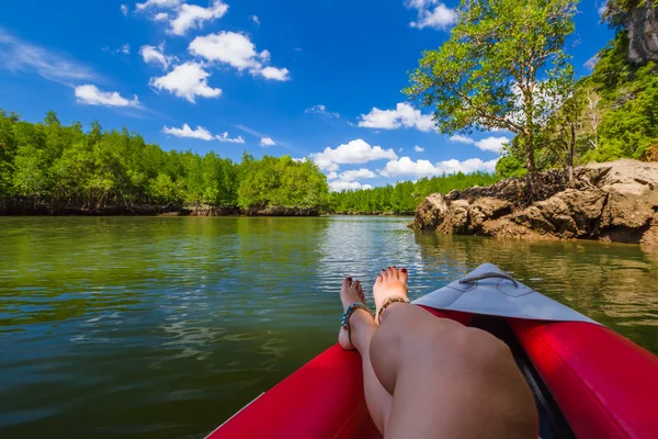 Mujer relaja en Kayak — Foto de Stock