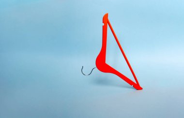 Havada yüzen kırmızı ahşap askı. Kopyalama alanı ile