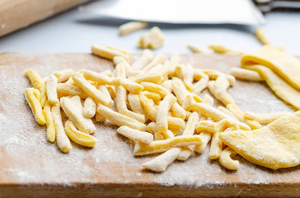 Curl de macarrão fresco caseiro closeup. Cozinha caseira — Fotografia de Stock