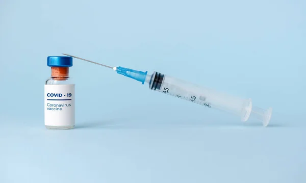 Ампули Руці Шприц Вакциною Від Covid Синьому Фоні Профілактики Імунізації — стокове фото