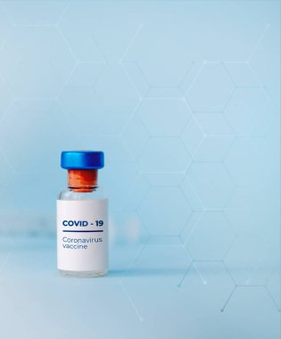 Mavi zemin üzerinde Covid-19 aşısı bulunan ampuller ve şırıngalar. Koronavirüs enfeksiyonunun önlenmesi, aşılanması ve tedavisi için. Bulaşıcı tıp konsepti. Kopyalama alanı ile