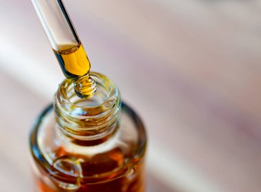 Makro kapalı CBD kenevir yağı, marihuana bitkisine karşı bir şişe kenevir yağı. Bitkisel tedavi, Alternatif tıp. Damla biyolojik ve ekolojik kenevir bitkisine ilaç veriyor.