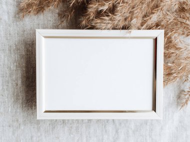 Masadaki boş fotoğraf çerçevesini düzenle. Gri keten masa örtüsü kumaş arka plan. Ev ofis dekorasyonu. Kopyalama alanı ile.