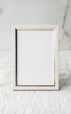 Masadaki boş fotoğraf çerçevesini düzenle. Gri keten masa örtüsü kumaş arka plan. Ev ofis dekorasyonu. Kopyalama alanı ile.