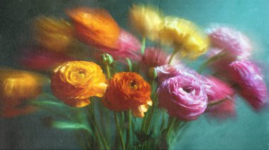 Mor çiçeklerin soyut sanatsal bir görüntüsü dinamik hareket bulanıklığı ve yumuşak desenli, resmedilmiş bir görüntüsü. Canlı renkler ve rüya gibi ışıklar dramatik, atmosferik bir çiçek kompozisyonu yaratır. Yüksek