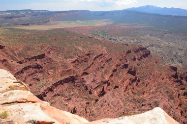 Fisher Kuleleri 'ndeki inanılmaz kaya oluşumları Moab Utah yakınlarındaki yürüyüş parkurlarında.