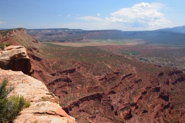 Fisher Kuleleri 'ndeki inanılmaz kaya oluşumları Moab Utah yakınlarındaki yürüyüş parkurlarında.