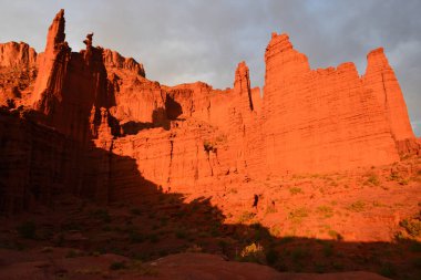 Fisher Kuleleri 'ndeki inanılmaz kaya oluşumları Moab Utah yakınlarındaki yürüyüş parkurlarında.