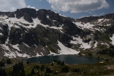 Paintbrush 'taki Yalnızlık Gölü Grand Teton Ulusal Parkı' ndaki bölünmüş patika