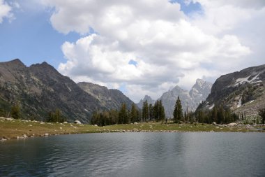 Paintbrush 'taki Yalnızlık Gölü Grand Teton Ulusal Parkı' ndaki bölünmüş patika