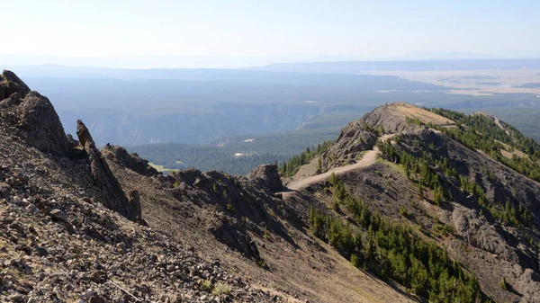 Yellowstone Ulusal Parkı, Wyoming, ABD 'deki Washburn Dağı patikası.