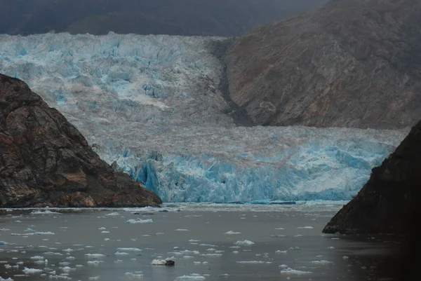 Tracy Arm, Alaska 'daki Sawyer Buzulu' nun yanında.