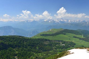 Trentino İtalya 'daki Garda Gölü etrafındaki dağlar