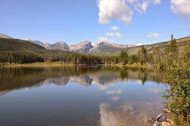Rocky Dağı Ulusal Parkı 'nda Ayı Gölü, Colorado, ABD