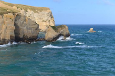 Yeni Zelanda yakınlarındaki tenha tünel plajı.