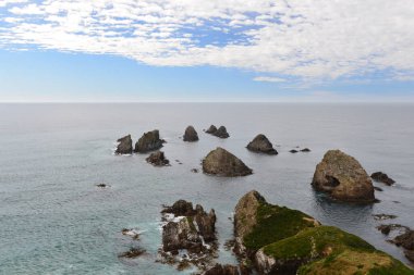 Nugget Point 'te kayalar görünüyor.