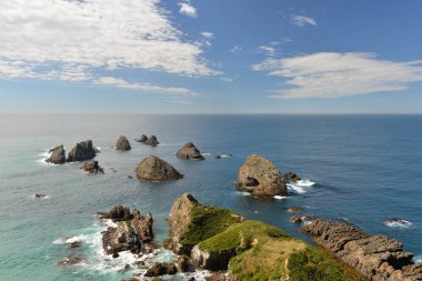 Nugget Point 'te kayalar görünüyor.