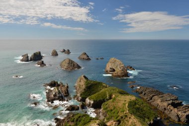 Nugget Point 'te kayalar görünüyor.