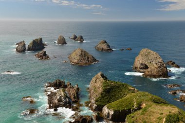 Nugget Point 'te kayalar görünüyor.