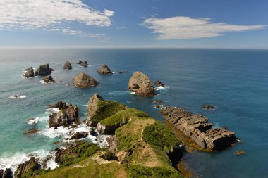 Nugget Point 'te kayalar görünüyor.