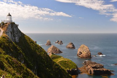 Nugget Point 'te kayalar görünüyor.