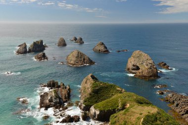 Nugget Point 'te kayalar görünüyor.