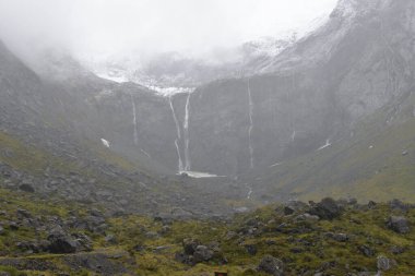 Te Anau 'dan Milford Sound' a giden yolun yanındaki şelale.
