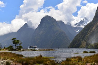 Milford Sound 'un ikonik görünümü