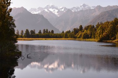 Aoraki 'nin Matheson Gölü' ndeki panoramik görüntüsü