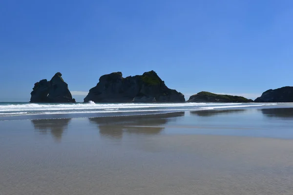 Güney Adası 'nın kuzeyindeki Whariki Sahili Yeni Zelanda