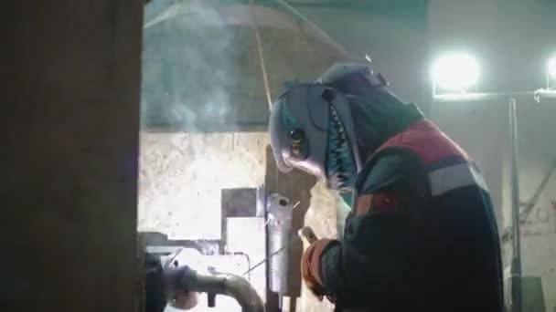 Worker Mask Welder Picture Factory Welds Pipe Sparks Fly Slow — Stockvideo