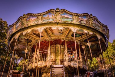 Montmartre, Paris, Fransa 'da güneşli, altın bir sabahta geleneksel atlıkarınca panayırı gezisi. Eylülde ılık bir sonbahar sabahı çekildi.