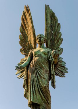 İngiltere 'nin Somerset, Bath kentinde açık ve güneşli bir bahar sabahı Parade Gardens' taki Kral VII. Edward Barışçıl Heykeli.