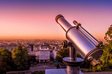 Paris, Fransa 'da canlı ve renkli bir gündoğumu sırasında Montmartre Hill' den çatıya bakan bir teleskop. Eylül 'de ılık bir sonbahar sabahı çekildi.