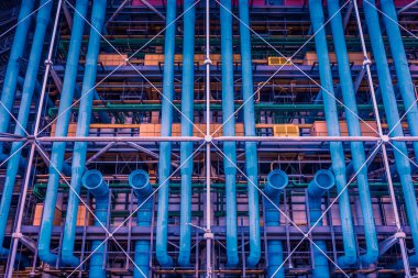 Merkez Pompidou 'nun soyut mavi boruları ve sarı menfezleri, Paris, Fransa