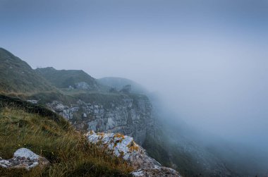 Tout Quarry, Portland Adası, Dorset, İngiltere yakınlarındaki sisli hava koşulları sırasında, jurasik sahil kayalıklarının uçurum manzarası.