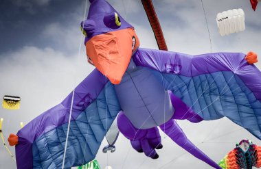 Güney Denizi Uçurtma Festivali 'nde dev uçan Pterodactyl uçurtması. Portsmouth, İngiltere' de arka planda bulutlu bir gökyüzü var.