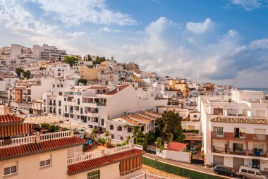 İspanya 'nın Granada kentindeki güneşli Costa Tropikal şehri La Herradura' daki tepedeki ev ve dairelerin panoraması
